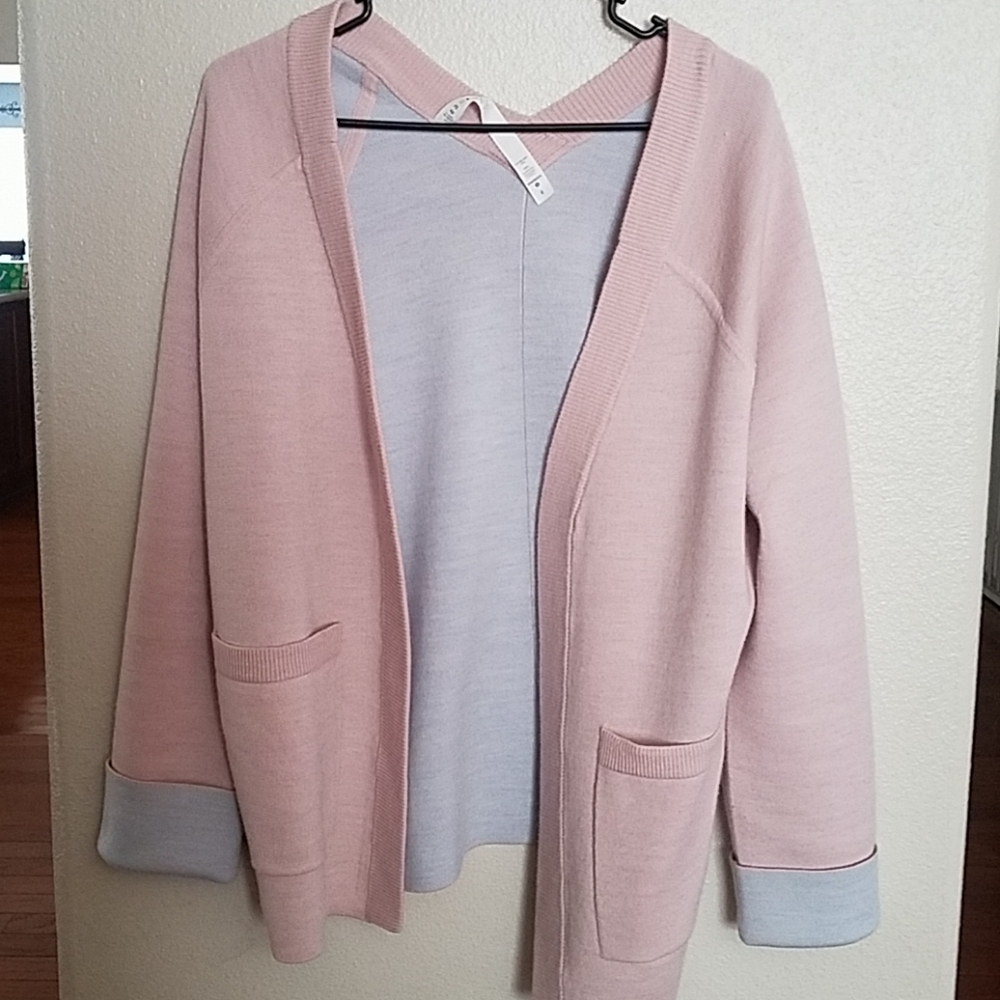 Lululemon Reverse Me Wrap

Heathered Misty Pink /